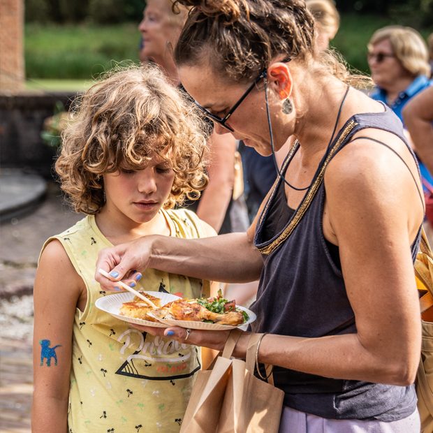 Moeder en Zoon eten